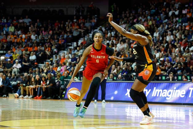 UNCASVILLE, CT - AUGUST 13: Angel Reese 5 of the Atlanta Dream drives to the basket against Aaliyah Edwards 8 of the Connecticut Sun during the WNBA, Basketball Damen, USA game between Atlanta Dream and Connecticut Sun on August 13, 2026, at Mohegan Sun Arena in Uncasville, CT. (Photo by M. Anthony Nesmith Icon Sportswire) WNBA: AUG 13 Atlanta Dream at Connecticut Sun EDITORIAL USE ONLY Icon26081323