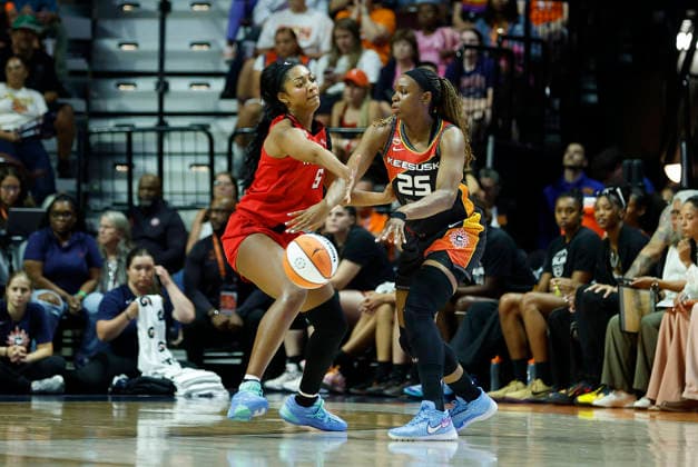 UNCASVILLE, CT - AUGUST 13: Angel Reese 5 of the Atlanta Dream defends Kennedy Burke 25 of the Connecticut Sun during the WNBA, Basketball Damen, USA game between Atlanta Dream and Connecticut Sun on August 13, 2026, at Mohegan Sun Arena in Uncasville, CT. (Photo by M. Anthony Nesmith Icon Sportswire) WNBA: AUG 13 Atlanta Dream at Connecticut Sun EDITORIAL USE ONLY Icon26081327