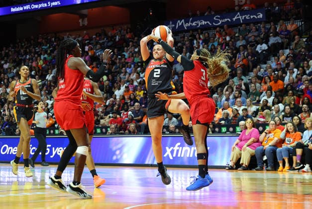 UNCASVILLE, CT - AUGUST 13: Hailey van Lith 2 of the Connecticut Sun makes a pass while defended by Jordin Canada 3 of the Atlanta Dream during the WNBA, Basketball Damen, USA game between Atlanta Dream and Connecticut Sun on August 13, 2026, at Mohegan Sun Arena in Uncasville, CT. (Photo by M. Anthony Nesmith Icon Sportswire) WNBA: AUG 13 Atlanta Dream at Connecticut Sun EDITORIAL USE ONLY Icon26081331