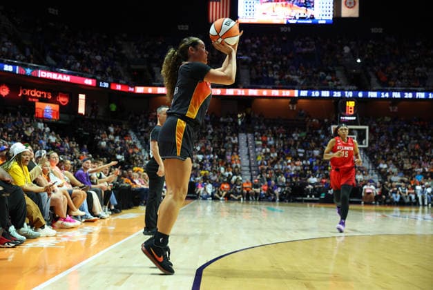 UNCASVILLE, CT - AUGUST 13: Charlisse Leger-Walker 4 of the Connecticut Sun shoots a three point shot during the WNBA, Basketball Damen, USA game between Atlanta Dream and Connecticut Sun on August 13, 2026, at Mohegan Sun Arena in Uncasville, CT. (Photo by M. Anthony Nesmith Icon Sportswire) WNBA: AUG 13 Atlanta Dream at Connecticut Sun EDITORIAL USE ONLY Icon26081332