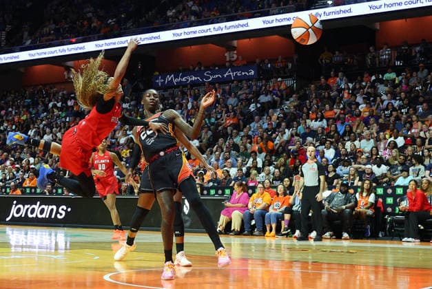 UNCASVILLE, CT - AUGUST 13: Jordin Canada 3 of the Atlanta Dream is fouled by Saniya Rivers 22 of the Connecticut Sun during the WNBA, Basketball Damen, USA game between Atlanta Dream and Connecticut Sun on August 13, 2026, at Mohegan Sun Arena in Uncasville, CT. (Photo by M. Anthony Nesmith Icon Sportswire) WNBA: AUG 13 Atlanta Dream at Connecticut Sun EDITORIAL USE ONLY Icon26081333