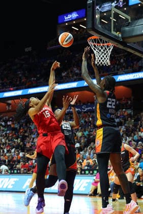 UNCASVILLE, CT - AUGUST 13: Allisha Gray 15 of the Atlanta Dream shoots an off balance shot during the WNBA, Basketball Damen, USA game between Atlanta Dream and Connecticut Sun on August 13, 2026, at Mohegan Sun Arena in Uncasville, CT. (Photo by M. Anthony Nesmith Icon Sportswire) WNBA: AUG 13 Atlanta Dream at Connecticut Sun EDITORIAL USE ONLY Icon26081334