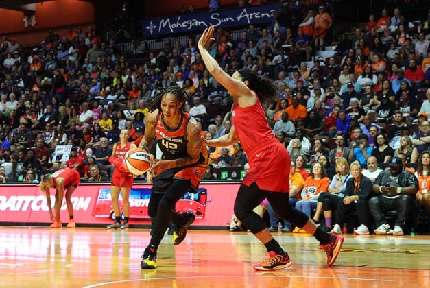 UNCASVILLE, CT - AUGUST 13: Brittney Griner 42 of the Connecticut Sun drives to the basket against Brionna Jones 42 of the Atlanta Dream during the WNBA, Basketball Damen, USA game between Atlanta Dream and Connecticut Sun on August 13, 2026, at Mohegan Sun Arena in Uncasville, CT. (Photo by M. Anthony Nesmith Icon Sportswire) WNBA: AUG 13 Atlanta Dream at Connecticut Sun EDITORIAL USE ONLY Icon26081335