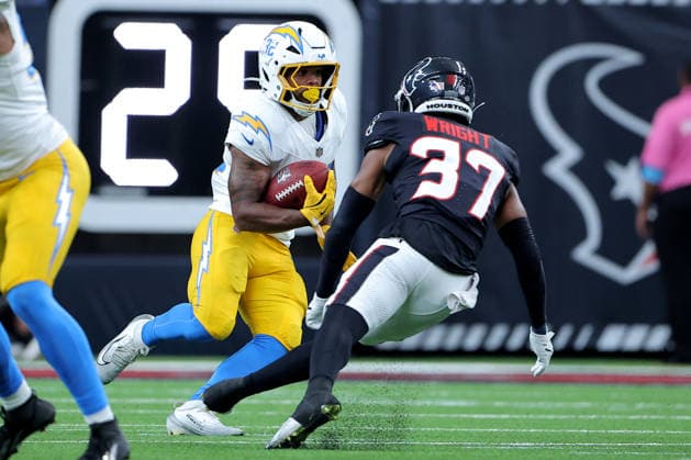 August 13, 2026, Houston, Texas, U.S: Los Angeles Chargers running back Jaret Patterson (32) carries the ball upfield against Houston Texans cornerback Collin Wright (37) during the first quarter at Reliant Stadium in Houston, TX on August 13, 2026. NFL, American Football Herren, USA 2026 - Los Angeles Chargers Vs Houston Texans  - ZUMAw137 20260813_aap_w137_028 Copyright: xErikxWilliamsx