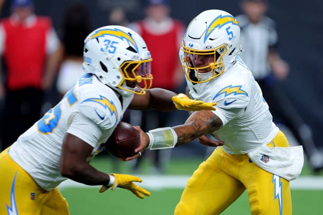 August 13, 2026, Houston, Texas, U.S: Los Angeles Chargers quarterback Trey Lance (5) hands off the ball to running back Amar Johnson (35) against the Houston Texans during the second quarter at Reliant Stadium in Houston, TX on August 13, 2026. NFL, American Football Herren, USA 2026 - Los Angeles Chargers Vs Houston Texans  - ZUMAw137 20260813_aap_w137_029 Copyright: xErikxWilliamsx