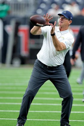 August 13, 2026, Houston, Texas, U.S: Los Angeles Chargers head coach Jim Harbaugh catches a ball in warmups prior to the NFL, American Football Herren, USA preseason game against the Houston Texans at NRG Stadium in Houston, TX on August 13, 2026. Houston U.S - ZUMAw137 20260813_aap_w137_035 Copyright: xErikxWilliamsx