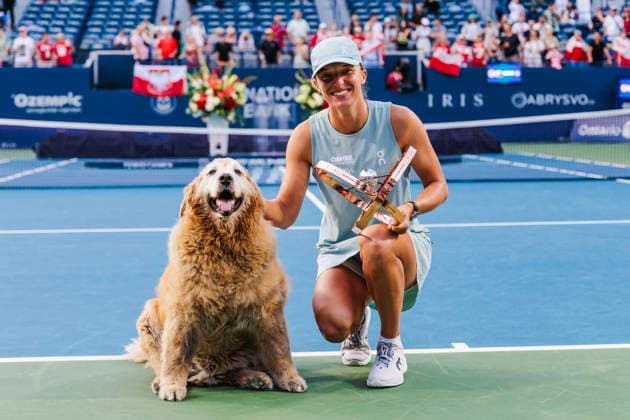 TORONTO, ON - AUGUST 13: Iga Swiatek (POL) holds the championship trophy alongside Elway the dog after winning the women s singles final at the WTA, Tennis Damen 1000 National Bank Open on August 13, 2026 at Sobeys Stadium in Toronto, ON (Photo by Mathew Tsang Icon Sportswire) TENNIS: AUG 13 National Bank Open EDITORIAL USE ONLY Icon260813018