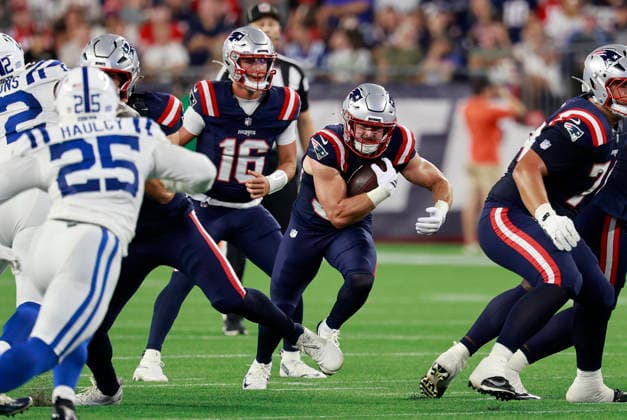 FOXBOROUGH, MA - AUGUST 13: Lan Larison 34 of the New England Patriots spots the hole in the line during a game between the New England Patriots and the Indianapolis Colts on August 13, 2026, at Gillette Stadium in Foxborough, Massachusetts. (Photo by Fred Kfoury III Icon Sportswire) NFL, American Football Herren, USA AUG 13 Colts at Patriots EDITORIAL USE ONLY Icon482260813014