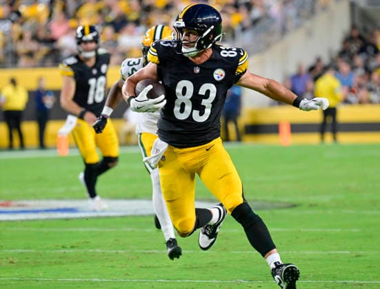 Pittsburgh Steelers tight end Robert Tonyan (83) gains 15 yards on a short pass reception and run in the second quarter against the Green Bay Packers at Acrisure Stadium on Thursday, August 13, 2026 in Pittsburgh.  PIT2026081310 ARCHIExCARPENTER