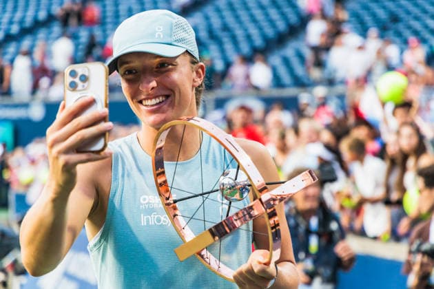 TORONTO, ON - AUGUST 13: Iga Swiatek (POL) poses with the championship trophy after winning the women s singles final at the WTA, Tennis Damen 1000 National Bank Open on August 13, 2026 at Sobeys Stadium in Toronto, ON (Photo by Mathew Tsang Icon Sportswire) TENNIS: AUG 13 National Bank Open EDITORIAL USE ONLY Icon260813026
