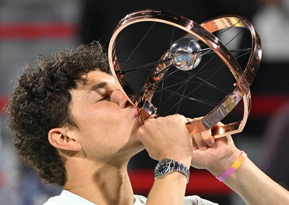 ATP, Tennis Herren Masters 1000 Canada final Ben Shelton of the United States kisses the trophy after winning the ATP Masters 1000 Canada final in Montreal, Canada, 13 August 2026. MONTREAL QUEBEC Canada  Copyright: xGRAHAMxHUGHESx