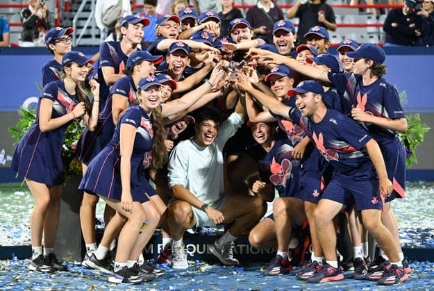 ATP, Tennis Herren Masters 1000 Canada final Ben Shelton (down C) of the United States celebrates with the ball crew after winning the ATP Masters 1000 Canada final in Montreal, Canada, 13 August 2026. MONTREAL QUEBEC Canada  Copyright: xGRAHAMxHUGHESx