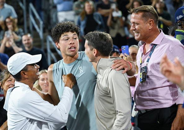 ATP, Tennis Herren Masters 1000 Canada final Ben Shelton of the United States (2-L) celebrates with his team after winning the ATP Masters 1000 Canada final in Montreal, Canada, 13 August 2026. MONTREAL QUEBEC Canada  Copyright: xGRAHAMxHUGHESx