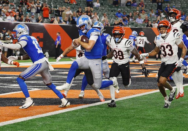 CINCINNATI, OH - AUGUST 13: Quarterback Luke Altmyer 2 of the Detroit Lions runs for a 2-point conversion in a preseason game between the Detroit Lions and the Cincinnati Bengals on August 13, 2026, at Paycor Stadium in Cincinnati, OH. (Photo by Jeff Moreland Icon Sportswire) NFL, American Football Herren, USA AUG 13 Lions at Bengals EDITORIAL USE ONLY Icon168260813031