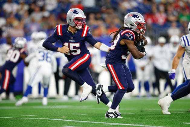 August 13, 2026; Foxborough, Massachusetts, USA; New England Patriots quarterback Behren Morton (15) hands off to New England Patriots running back Myles Montgomery (39) in an NFL, American Football Herren, USA preseason game against the Indianapolis Colts at Gillette Stadium. (c) CSM NFL 2026: Colts Vs Patriots AUG 13  - ZUMAc04_ 20260813_zma_c04_067 Copyright: xBurtxGranofskyx