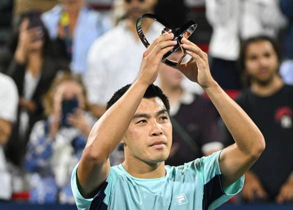 ATP, Tennis Herren Masters 1000 Canada final Brandon Nakashima of the United States holds his runner-up trophy following the ATP Masters 1000 Canada final in Montreal, Canada, 13 August 2026. MONTREAL QUEBEC Canada  Copyright: xGRAHAMxHUGHESx