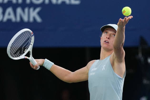 WTA, Tennis Damen Masters 1000 National Bank Open Toronto 2026 - Final Match - Day 13 Iga Swiatek of Poland serves during the Women™s Singles final match against Elena Rybakina of Kazakhstan on day 13 of the WTA Masters 1000 National Bank Open at Sobeys Stadium on August 13, 2026 in Toronto, Canada. (Photo by Leonardo Ramirez Eyepix Group) Copyright: xLeonardoxRamirezx xEyepixxGroupx LR_13082026_10497