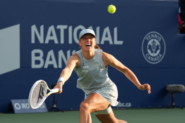 WTA, Tennis Damen Masters 1000 National Bank Open Toronto 2026 - Final Match - Day 13 Iga Swiatek of Poland lunges to play a forehand during the Women™s Singles final match against Elena Rybakina of Kazakhstan on day 13 of the WTA Masters 1000 National Bank Open at Sobeys Stadium on August 13, 2026 in Toronto, Canada. (Photo by Leonardo Ramirez Eyepix Group) Copyright: xLeonardoxRamirezx xEyepixxGroupx LR_13082026_10504