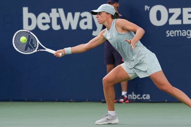WTA, Tennis Damen Masters 1000 National Bank Open Toronto 2026 - Final Match - Day 13 Iga Swiatek of Poland lunges to play a forehand during the Women™s Singles final match against Elena Rybakina of Kazakhstan on day 13 of the WTA Masters 1000 National Bank Open at Sobeys Stadium on August 13, 2026 in Toronto, Canada. (Photo by Leonardo Ramirez Eyepix Group) Copyright: xLeonardoxRamirezx xEyepixxGroupx LR_13082026_10514