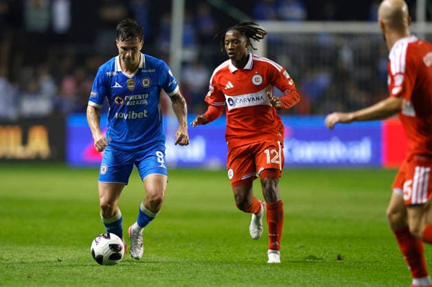 Agustín Palavecino (L) of Cruz Azul vies for the ball with Puso Dithejane of Chicago during a Leagues Cup match between Cruz Azul and the Chicago Fire at SeatGeek Stadium in Bridgeview, United States, 13 August 2026. Leagues Cup: Cruz Azul vs Chicago Fire !ACHTUNG: NUR REDAKTIONELLE NUTZUNG!  Copyright: xKamilxKrzaczynskix AMDEP856 20260814-55021140932_1