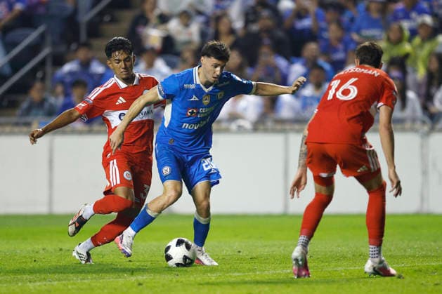 José Paradela (C) of Cruz Azul vies for the ball with Sergio Oregel of Chicago during a Leagues Cup match between Cruz Azul and the Chicago Fire at SeatGeek Stadium in Bridgeview, United States, 13 August 2026. Leagues Cup: Cruz Azul vs Chicago Fire !ACHTUNG: NUR REDAKTIONELLE NUTZUNG!  Copyright: xKamilxKrzaczynskix AMDEP884 20260814-55021140933_1
