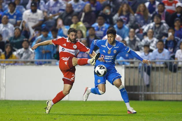 Omar Campos (R) of Cruz Azul vies for the ball with Jonathan Dean of Chicago during a Leagues Cup match between Cruz Azul and the Chicago Fire at SeatGeek Stadium in Bridgeview, United States, 13 August 2026. Leagues Cup: Cruz Azul vs Chicago Fire !ACHTUNG: NUR REDAKTIONELLE NUTZUNG!  Copyright: xKamilxKrzaczynskix AMDEP857 20260814-55021140935_1