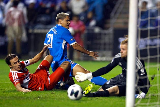 Gabriel Fernandez (C) of Cruz Azul vies for the ball with Jack Elliott (L) of Chicago during a Leagues Cup match between Cruz Azul and the Chicago Fire at SeatGeek Stadium in Bridgeview, United States, 13 August 2026. Leagues Cup: Cruz Azul vs Chicago Fire !ACHTUNG: NUR REDAKTIONELLE NUTZUNG!  Copyright: xKamilxKrzaczynskix AMDEP854 20260814-55021140941_1