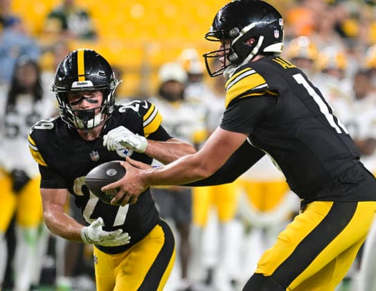 Pittsburgh Steelers quarterback Drew Allar (16) hands off to Pittsburgh Steelers running back Eli Heidenreich (29) during the Steelers 28-9 preseason win at Acrisure Stadium on Thursday, August 13, 2026 in Pittsburgh.  PIT2026081325 ARCHIExCARPENTER