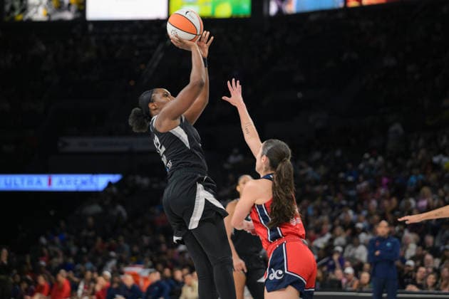 August 13, 2026, Las Vegas, Nevada, USA: CHELSEA GRAY 12 shooting the ball during WNBA, Basketball Damen, USA regular season at the Michelob Ultra Arena in Las Vegas. Las Vegas USA - ZUMAo117 20260813_zsp_o117_004 Copyright: xMikaelxOnax