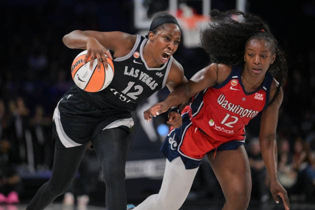August 13, 2026, Las Vegas, Nevada, USA: CHELSEA GRAY 12 driving the ball during WNBA, Basketball Damen, USA regular season at the Michelob Ultra Arena in Las Vegas. Las Vegas USA - ZUMAo117 20260813_zsp_o117_012 Copyright: xMikaelxOnax