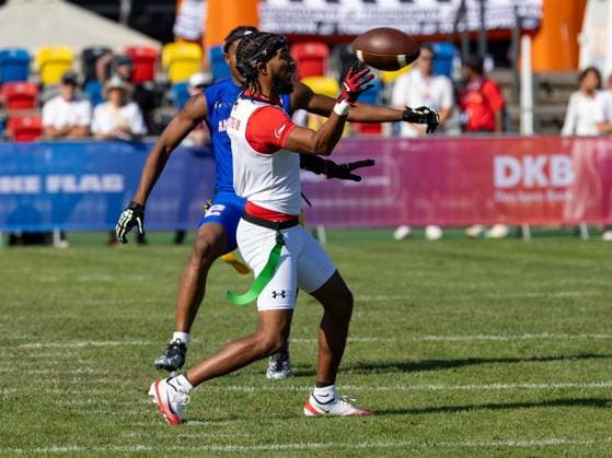 7 Darrell Housh Doucette III (QB ATH) pitch the ball to a team player Team American Samon Men vs Team USA Men, Flag Football , IFAF, WM, 2026, 13.08-16.08.26, Düsseldorf Flag Football Komplex Düsseldor Germany Copyright: xPFA ChristopherxMettkenx