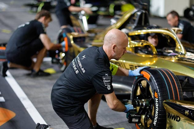 2026 FORMULA E LONDON ePRIX DS Penske Formula E Team, Spark-DS, DS E-Tense FE25, portrait, mecaniciens mechanics, DS Penske Formula E Team, portrait, tyres, tyre, tire, tires, pneus changing practice, during the London ePrix, 16th and 17th round of the 2025-26 ABB FIA Formula E World Championship, WM, Weltmeisterschaft on the ExCel London Circuit from August 14 to 16, 2026 in London, United Kingdom - LondonUnited Kingdom  Copyright: xPauloxMariax