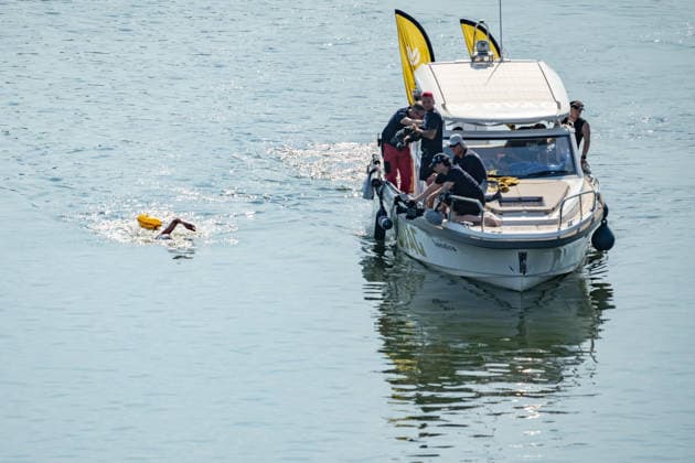 Nathalie Pohl schwimmt vierte Etappe von Bad Honnef nach Köln - 14.08.2026 Die Extremschwimmerin Nathalie POHL schwimmt bei ihrer Rhein-Aktion RIVERS die vierte und letzte Etappe von Bad Honnef nach Köln rund 200 Kilometer in vier Tagen für mehr Schwimmsicherheit von Kindern. Die Etappe führt über den vom historischen Niedrigwasser geplagten Rhein. Bonn-Beuel in Höhe des Bonner Bogen und Konrad-Adenauer Brücke Bonn Beuel Nordrhein-Westfalen Deutschland *** Nathalie Pohl Swims the Fourth Leg from Bad Honnef to Cologne, August 14, 2026. As part of her Rhine initiative RIVERS, extreme swimmer Nathalie Pohl is swimming the fourth and final leg from Bad Honnef to Cologne—a distance of about 200 kilometers—over four days to promote swimmingfor children. The stage follows the Rhine—which has been plagued by historically low water levels—through Bonn-Beuel near the Bonner Bogen and the Konrad Adenauer Bridge in Bonn-Beuel, North Rhine-Westphalia, Germany Copyright: xMarcxJohnx