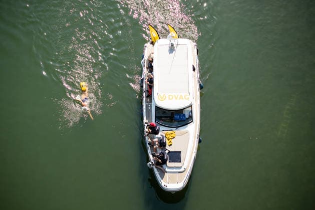 Nathalie Pohl schwimmt vierte Etappe von Bad Honnef nach Köln - 14.08.2026 Die Extremschwimmerin Nathalie POHL schwimmt bei ihrer Rhein-Aktion RIVERS die vierte und letzte Etappe von Bad Honnef nach Köln rund 200 Kilometer in vier Tagen für mehr Schwimmsicherheit von Kindern. Die Etappe führt über den vom historischen Niedrigwasser geplagten Rhein. Bonn-Beuel in Höhe des Bonner Bogen und Konrad-Adenauer Brücke. Rechts liegt eine Leiter auf dem Grund. Bonn Beuel Nordrhein-Westfalen Deutschland *** Nathalie Pohl Swims the Fourth Leg from Bad Honnef to Cologne, August 14, 2026. As part of her Rhine campaign, RIVERS, extreme swimmer Nathalie Pohl is swimming the fourth and final leg from Bad Honnef to Cologne—about 200 kilometers in four days—to promote swimmingfor children. The stage follows the Rhine—which has been plagued by historically low water levels—through Bonn-Beuel near the Bonner Bogen and the Konrad Adenauer Bridge. On the right, a ladder lies on the riverbed in Bonn-Beuel, North Rhine-Westphalia, Germany Copyright: xMarcxJohnx