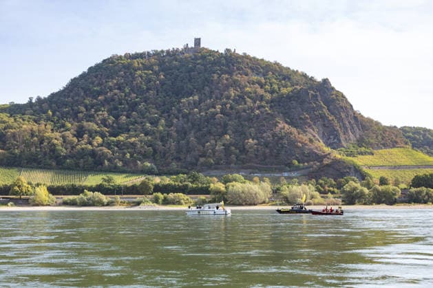 Nathalie Pohl schwimmt vierte Etappe von Bad Honnef nach Köln - 14.08.2026 Die Extremschwimmerin Nathalie POHL schwimmt bei ihrer Rhein-Aktion RIVERS die vierte und letzte Etappe von Bad Honnef nach Köln rund 200 Kilometer in vier Tagen für mehr Schwimmsicherheit von Kindern. Die Etappe führt über den vom historischen Niedrigwasser geplagten Rhein. Bonn-Mehlem in Höhe des Drachenfels in Königswinter Bonn Mehlem Nordrhein-Westfalen Deutschland *** Nathalie Pohl Swims the Fourth Leg from Bad Honnef to Cologne, August 14, 2026. As part of her Rhine campaign, RIVERS, extreme swimmer Nathalie Pohl is swimming the fourth and final leg from Bad Honnef to Cologne—a distance of about 200 kilometers—in four days to promote swimmingfor children. The stage follows the Rhine—which has been plagued by historically low water levels—through Bonn-Mehlem near the Drachenfels in Königswinter, Bonn-Mehlem, North Rhine-Westphalia, Germany Copyright: xMarcxJohnx