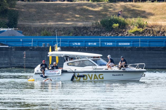 Nathalie Pohl schwimmt vierte Etappe von Bad Honnef nach Köln - 14.08.2026 Die Extremschwimmerin Nathalie POHL schwimmt bei ihrer Rhein-Aktion RIVERS die vierte und letzte Etappe von Bad Honnef nach Köln rund 200 Kilometer in vier Tagen für mehr Schwimmsicherheit von Kindern. Die Etappe führt über den vom historischen Niedrigwasser geplagten Rhein. Bonn-Beuel mit Blick auf Bonn Bonn Beuel Nordrhein-Westfalen Deutschland *** Nathalie Pohl Swims the Fourth Leg from Bad Honnef to Cologne, August 14, 2026. As part of her Rhine initiative RIVERS, extreme swimmer Nathalie Pohl is swimming the fourth and final leg from Bad Honnef to Cologne—a distance of about 200 kilometers—over four days to promote swimmingfor children. The stage follows the Rhine—which has been plagued by historically low water levels—through Bonn-Beuel, with a view of Bonn-Beuel, North Rhine-Westphalia, Germany Copyright: xMarcxJohnx