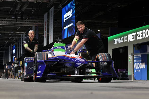 Zwei Mechaniker schieben Pascals Wehrleins Porsche 99x Eletric in spezieller Livery durch die Boxengasse, FIA Formel E Weltmeisterschaft, Saison 12, London E- Prix, 14.08.2026, *** Two mechanics push Pascal Wehrlein s Porsche 99x Electric, featuring a special livery, through the pit lane, FIA Formula E World Championship, Season 12, London E-Prix, August 14, 2026,