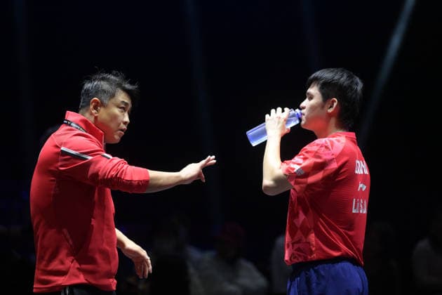 (260814) -- MALMO, Aug. 14, 2026 -- Lin Shidong (R) listens to his coach Wang Hao during the men s singles round of 16 match between Lin Shidong of China and Alexis Lebrun of France at the WTT Europe Smash Sweden 2026 in Malmo, Sweden, Aug. 14, 2026. ) (SP)SWEDEN-MALMO Table tennis, Tischtennis WTT EUROPE SMASH 2026-MEN S SINGLES WengxXinyang 