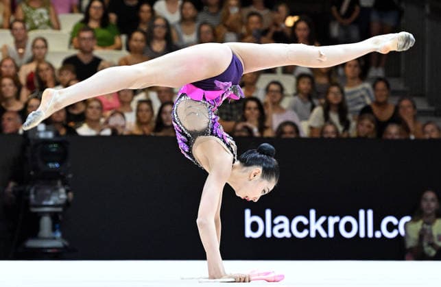 14.08.2026, xhbx, Rhythmische Sportgymnastik Weltmeisterschaft 2026, v.l. Qi Wang (China) Keulen (DFL DFB REGULATIONS PROHIBIT ANY USE OF PHOTOGRAPHS as IMAGE SEQUENCES and or QUASI-VIDEO) Frankfurt am Main *** August 14, 2026, xhbx, 2026 Rhythmic Gymnastics World Championships, from left: Qi Wang (China), Cologne, DFL, DFB. REGULATIONS PROHIBIT ANY USE OF PHOTOGRAPHS AS IMAGE SEQUENCES AND OR QUASI-VIDEO. Frankfurt am Main