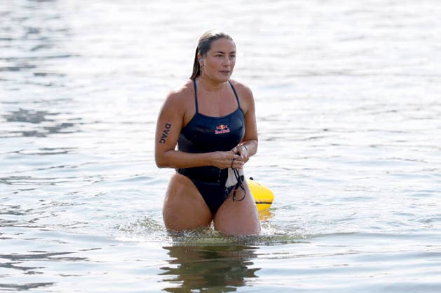Extremschwimmerin Nathalie Pohl bei ihrer Zielankunft nach der vierten Schwimm-Etappe von Bad Honnef nach Köln. Die Sportlerin ist 200 Kilometer durch den Rhein geschwommen für einen guten Zweck. Mit den Spenden sollen Kinder dabei unterstützt werden, das Schwimmen zu lernen. Köln, 14.08.2026 NRW Deutschland *** Extreme swimmer Nathalie Pohl crossing the finish line after the fourth leg of her swim from Bad Honnef to Cologne. The athlete swam 200 kilometers across the Rhine for a good cause. The donations will be used to help children learn to swim. Cologne, August 14, 2026, North Rhine-Westphalia, Germany Copyright: xChristophxHardtx