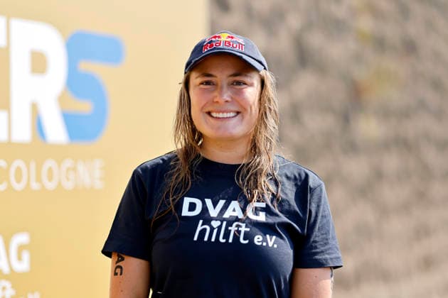 Extremschwimmerin Nathalie Pohl bei ihrer Zielankunft nach der vierten Schwimm-Etappe von Bad Honnef nach Köln. Die Sportlerin ist 200 Kilometer durch den Rhein geschwommen für einen guten Zweck. Mit den Spenden sollen Kinder dabei unterstützt werden, das Schwimmen zu lernen. Köln, 14.08.2026 NRW Deutschland *** Extreme swimmer Nathalie Pohl crossing the finish line after the fourth leg of her swim from Bad Honnef to Cologne. The athlete swam 200 kilometers across the Rhine for a good cause. The donations will be used to help children learn to swim. Cologne, August 14, 2026, North Rhine-Westphalia, Germany Copyright: xChristophxHardtx