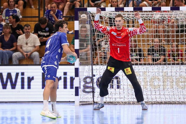 14.08.2026, xgox, Handball - Wartburg Cup TBV Lemgo-Lippe - SC Magdeburg emspor, v.l. Dominik Kuzmanovic (Magdeburg, 1) beim Siebenmeter gegen Samuel Zehnder (Lemgo, 4) Eisenach *** August 14, 2026, xgox, Handball Wartburg Cup: TBV Lemgo vs. Lippe SC Magdeburg (emspor), from left: Dominik Kuzmanovic (Magdeburg), 1 on a penalty throw against Samuel Zehnder (Lemgo), 4 (Eisenach)