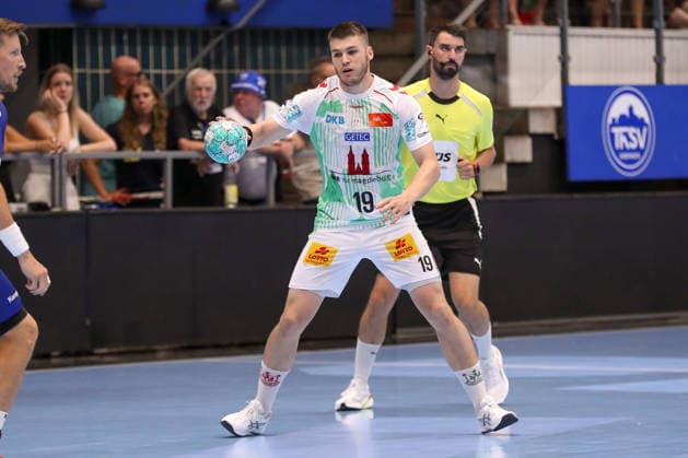 14.08.2026, xgox, Handball - Wartburg Cup TBV Lemgo-Lippe - SC Magdeburg emspor, v.l. Elvar Oern Jonsson (Magdeburg, 19) am Ball, plays the ball Eisenach *** August 14, 2026, xgox, Handball Wartburg Cup: TBV Lemgo vs. Lippe SC Magdeburg, emspor; from left: Elvar Oern Jonsson (Magdeburg), 19 with the ball, plays the ball (Eisenach)