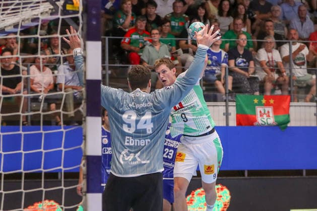 14.08.2026, xgox, Handball - Wartburg Cup TBV Lemgo-Lippe - SC Magdeburg emspor, v.l. Oskar Vind Rasmussen (Magdeburg, 9) wirft Tor, Torschuetze, erzielt Tor, Treffer, scores the goal Eisenach *** August 14, 2026, xgox, Handball Wartburg Cup: TBV Lemgo vs. Lippe SC Magdeburg, emspor; from left: Oskar Vind Rasmussen (Magdeburg), 9 takes a shot, goal scorer, scores a goal, Eisenach