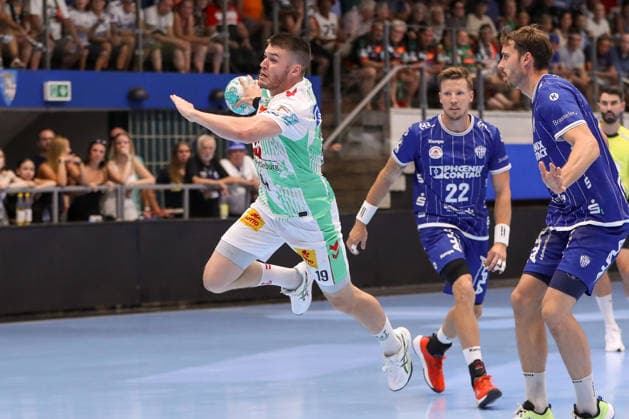 14.08.2026, xgox, Handball - Wartburg Cup TBV Lemgo-Lippe - SC Magdeburg emspor, v.l. Elvar Oern Jonsson (Magdeburg, 19) am Ball, plays the ball Eisenach *** August 14, 2026, xgox, Handball Wartburg Cup: TBV Lemgo vs. Lippe SC Magdeburg, emspor; from left: Elvar Oern Jonsson (Magdeburg), 19 with the ball, plays the ball (Eisenach)