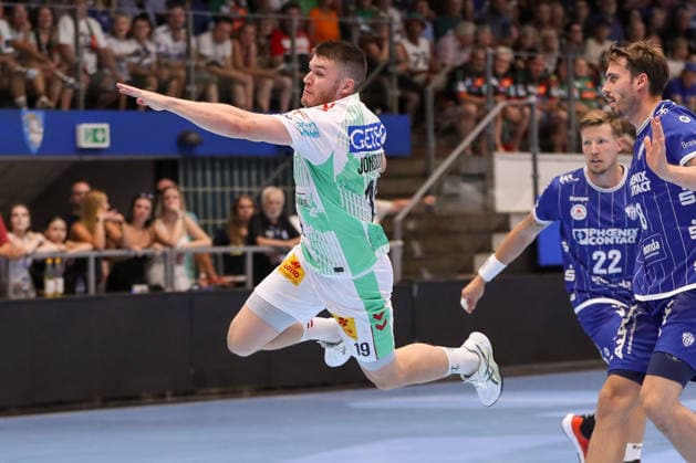 14.08.2026, xgox, Handball - Wartburg Cup TBV Lemgo-Lippe - SC Magdeburg emspor, v.l. Elvar Oern Jonsson (Magdeburg, 19) am Ball, plays the ball Eisenach *** August 14, 2026, xgox, Handball Wartburg Cup: TBV Lemgo vs. Lippe SC Magdeburg, emspor; from left: Elvar Oern Jonsson (Magdeburg), 19 with the ball, plays the ball (Eisenach)