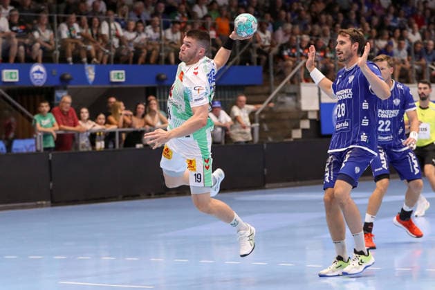 14.08.2026, xgox, Handball - Wartburg Cup TBV Lemgo-Lippe - SC Magdeburg emspor, v.l. Elvar Oern Jonsson (Magdeburg, 19) am Ball, plays the ball Eisenach *** August 14, 2026, xgox, Handball Wartburg Cup: TBV Lemgo vs. Lippe SC Magdeburg, emspor; from left: Elvar Oern Jonsson (Magdeburg), 19 with the ball, plays the ball (Eisenach)