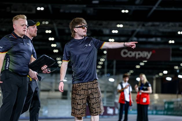 Dan Ticktum (Cupra Kiro, 33) beim Track Walk gestikuliert, ABB FIA Formula E World Championship, WM, Weltmeisterschaft London e-Prix 2026, Vereinigtes Koenigreich, Saison 12 2025 26, Runde 16, 14.07.2026, ABB FIA Formula E World Championship, London e-Prix 2026, Vereinigtes Koenigreich, Saison 12 2025 26, Runde 16, 14.07.2026 London *** Dan Ticktum in his Cupra Kiro, 33, gesturing during the track walk, ABB FIA Formula E World Championship, 2026 London ePrix, United Kingdom, Season 12 (2025–26), Round 16, July 14, 2026, ABB FIA Formula E World Championship, 2026 London ePrix, United Kingdom, Season 12 (2025–26), Round 16, July 14, 2026, London Copyright: xEibner-Pressefoto LauraxRoemerx EP_LRR