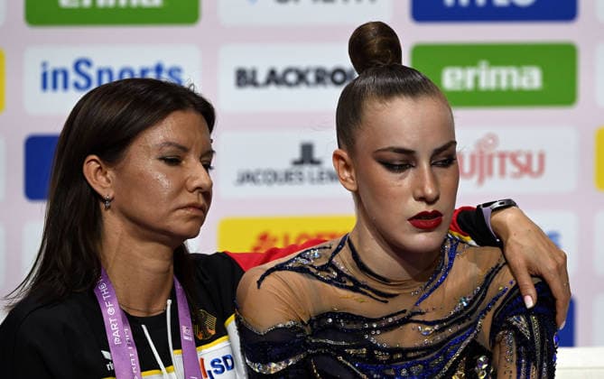 14.08.2026, xhbx, Rhythmische Sportgymnastik Weltmeisterschaft 2026, v.l. Trainer Julija Raskina, Darja Varfolomeev (Deutschland) enttäuscht, enttäuscht schauend, dissapointed (DFL DFB REGULATIONS PROHIBIT ANY USE OF PHOTOGRAPHS as IMAGE SEQUENCES and or QUASI-VIDEO) Frankfurt am Main *** August 14, 2026, xhbx, 2026 Rhythmic Gymnastics World Championships, from left: Coach Julija Raskina, Darja Varfolomeev, Germany, looking disappointed, disappointed DFL DFB REGULATIONS PROHIBIT ANY USE OF PHOTOGRAPHS as IMAGE SEQUENCES and or QUASI-VIDEO Frankfurt am Main