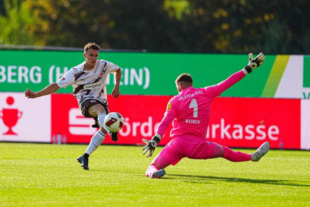 Torschuss Torchance Martijn Kaars (FC St. Pauli, 19), Timon Weiner (Holstein Kiel, 01) GER, Holstein Kiel vs. FC St. Pauli, Fußball, 2. Bundesliga, Spieltag 02, Saison 2026 2027, 14.08.2026 DFL REGULATIONS PROHIBIT ANY USE OF PHOTOGRAPHS AS IMAGE SEQUENCES AND OR QUASI-VIDEO GER, Holstein Kiel vs. FC St. Pauli, Fußball, 2. Bundesliga, Spieltag 02, Saison 2026 2027, 14.08.2026 Kiel *** Shot on Goal, Scoring Chance: Martijn Kaars (FC St. Pauli), 19; Timon Weiner (Holstein Kiel), 01 (GER); Holstein Kiel vs. FC St. Pauli, Soccer, 2. Bundesliga, Matchday 02, 2026–2027 Season, August 14, 2026 DFL regulations prohibit any use of photographs as image sequences and or quasi-video GER, Holstein Kiel vs. FC St. Pauli, Soccer, 2. Bundesliga, Matchday 02, 2026–2027 Season, August 14, 2026, Kiel Copyright: xEibner-Pressefoto MarcelxvonxFehrnx EP_MFN